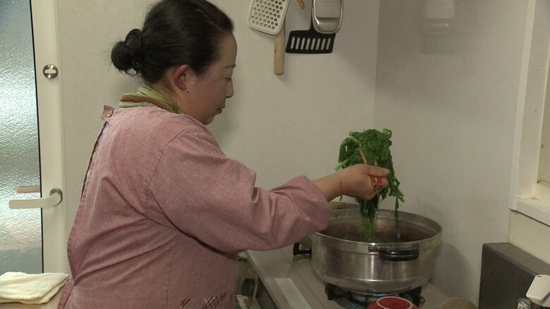 自ら育てた野菜を調理して提供する門脇さん