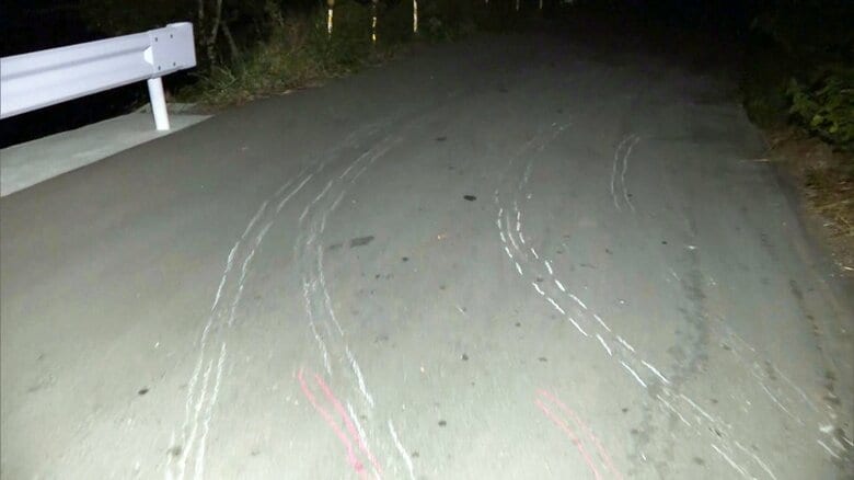 蛇行するタイヤ痕