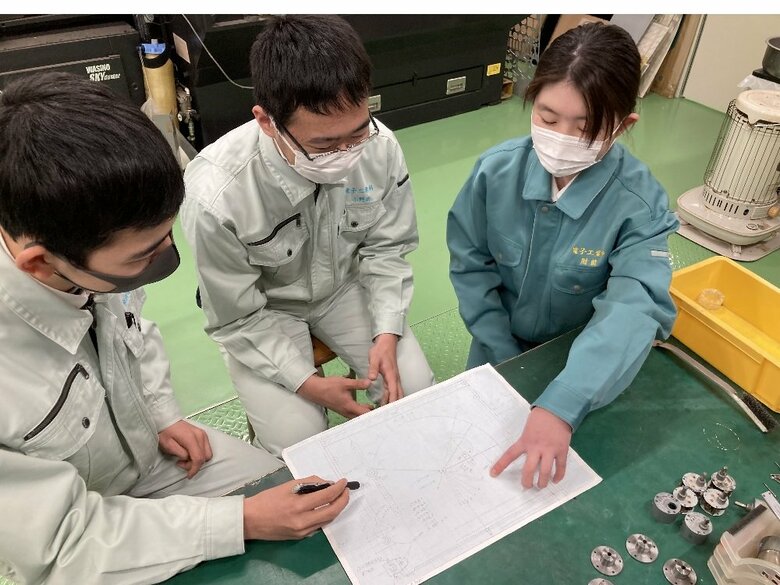 製作の様子（画像提供：国東高「工業技術部」）