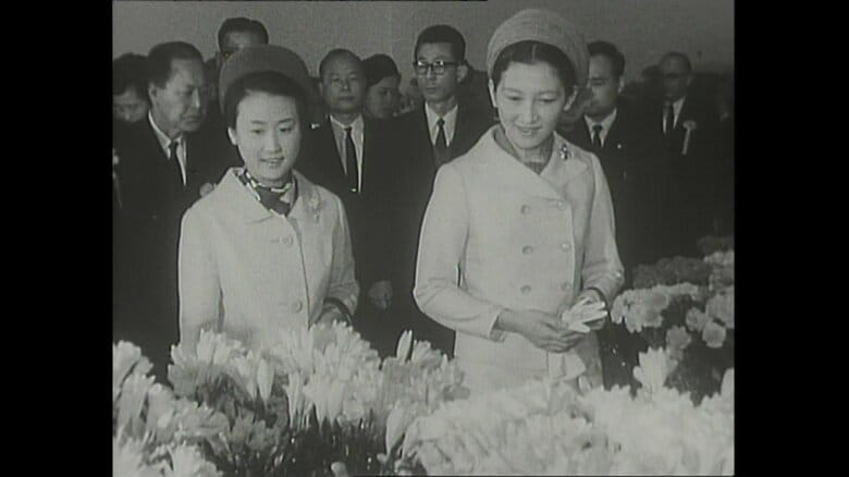 昭和43(1968)年　「花の展覧会」をご覧になる華子さまと美智子さま