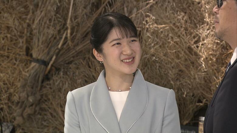 アースマート館長の小山薫堂さんから説明を受けられる愛子さま