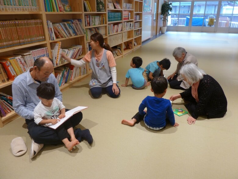 「いきいき未来のもり」では高齢者が子どもに読み聞かせをすることも