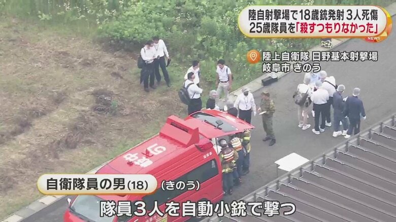 到着した消防指揮車と、対応に追われる関係者ら