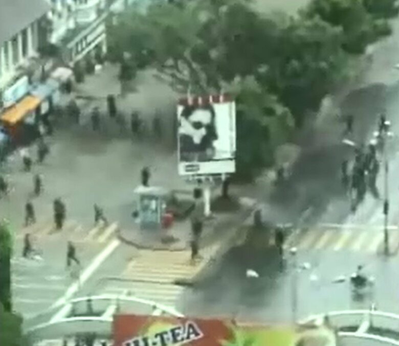 デモ隊に突入する治安部隊…この直後に長井さんは銃撃された