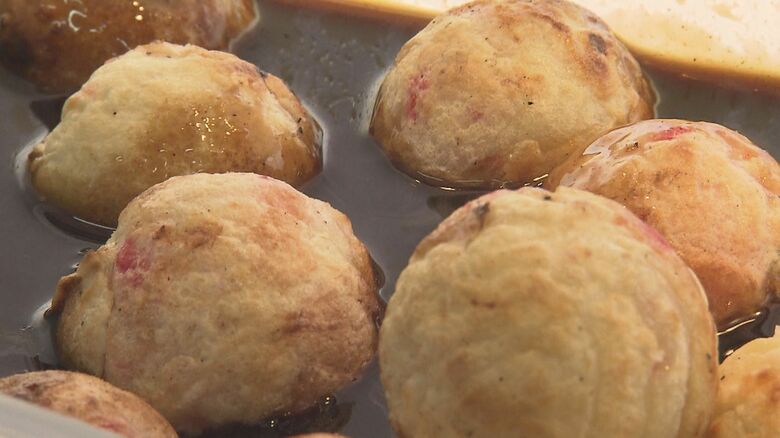 焼き上げた「たこ焼き」を　ソースに漬ける「閖上たこやき」