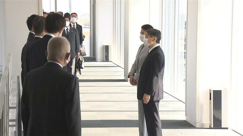 神戸空港に到着した両陛下（12日）