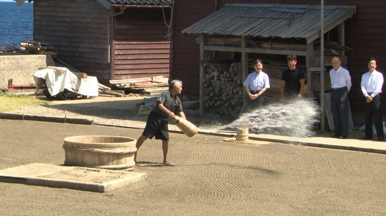 潮撒きの実演を視察された　珠洲市　2018年8月