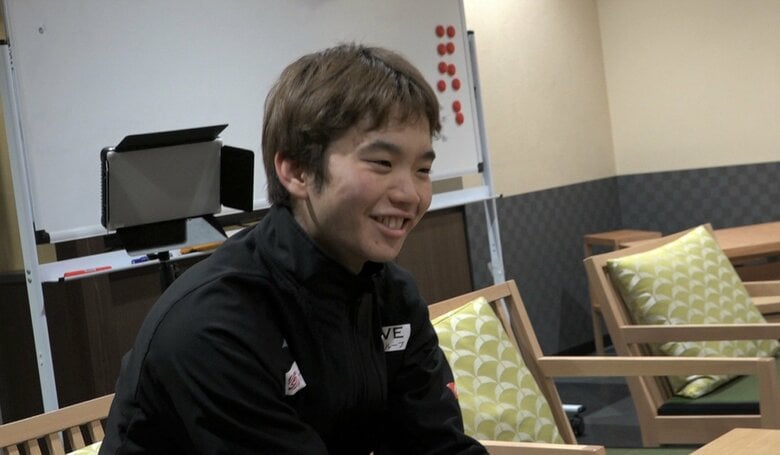 シェイ＝リーン・ボーンさんの話を聞いて照れ笑いする友野