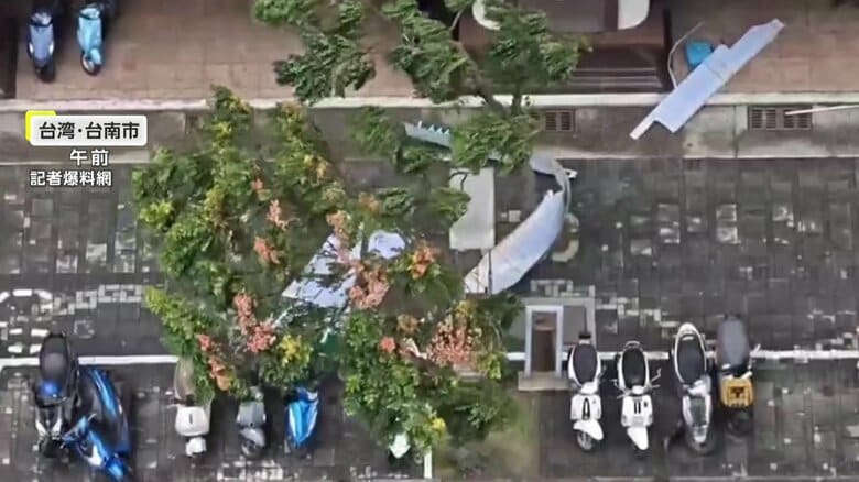 台湾・台南市では病院の看板が歩道に吹き飛ばされた