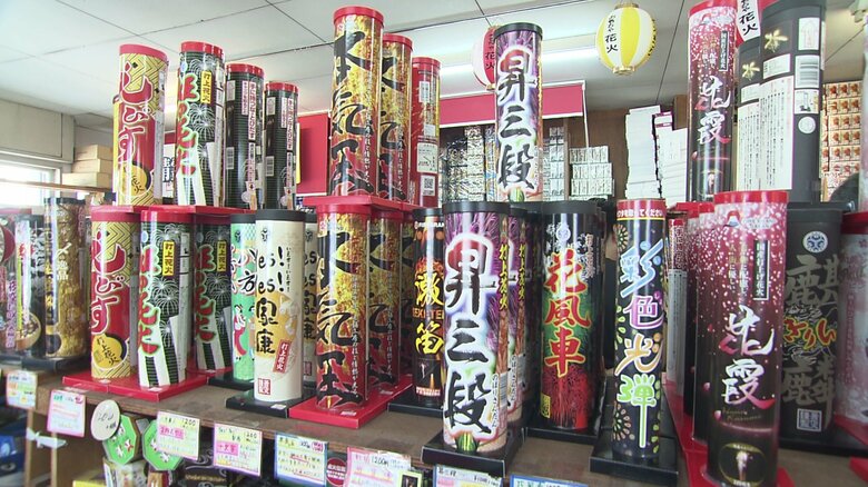 所狭しと600種類の花火が並ぶ