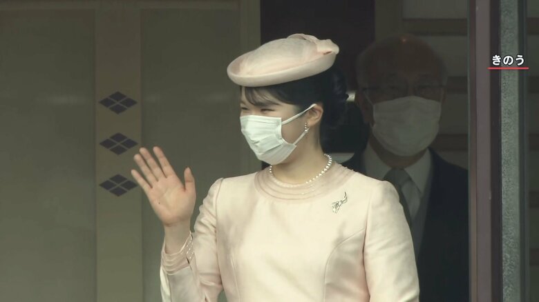 淡いピンクのドレスに、帽子を合わせる装いの愛子さま