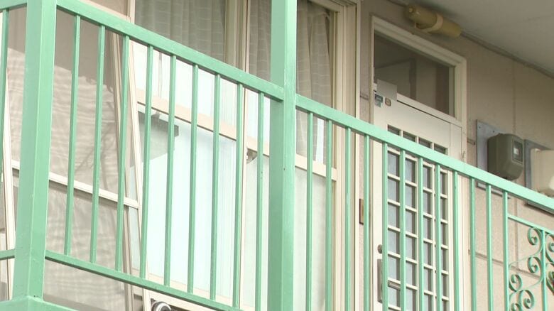 2人組の男が部屋の窓を割って侵入