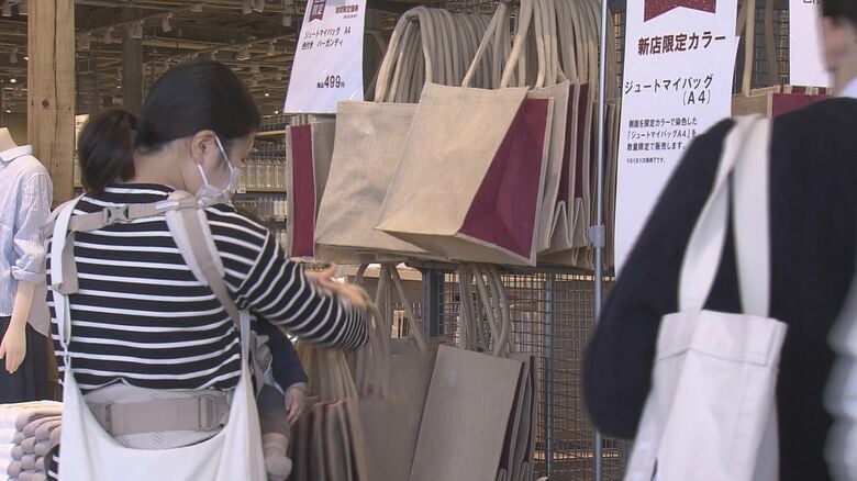 限定カラーのバッグを目当てに訪れる客も