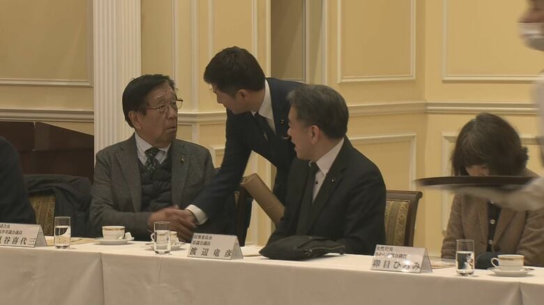 県連関係者と握手を交わす山本氏