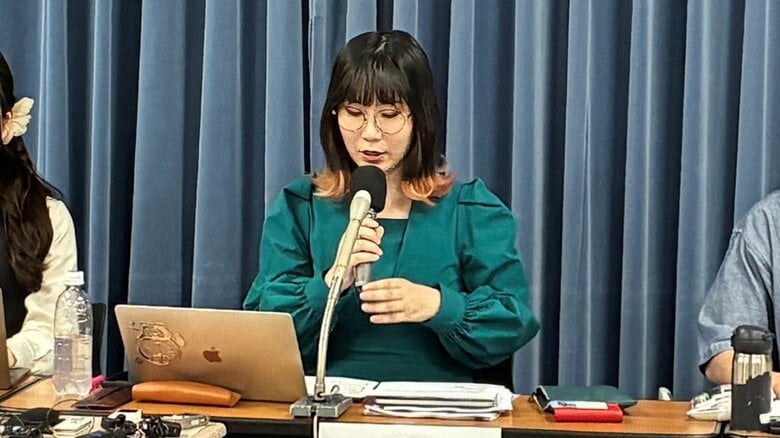 会見で「現場の先生を守る仕組みを作るべきだ」と訴えるお笑いタレントのたかまつななさん