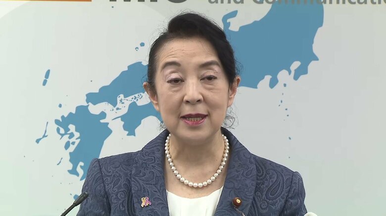 尾身朝子総務副大臣は、会見で「混乱を生じてしまったことに対しましてお詫びを申し上げたい」と謝罪した