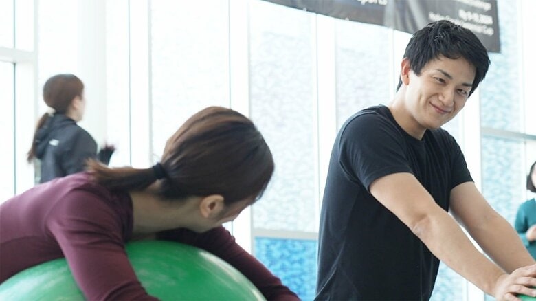 練習中も笑顔をたやさない2人