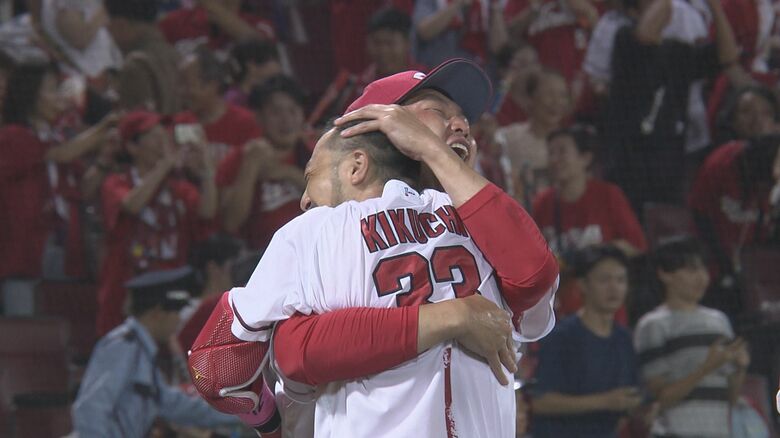 新井監督と抱擁する菊池涼介
