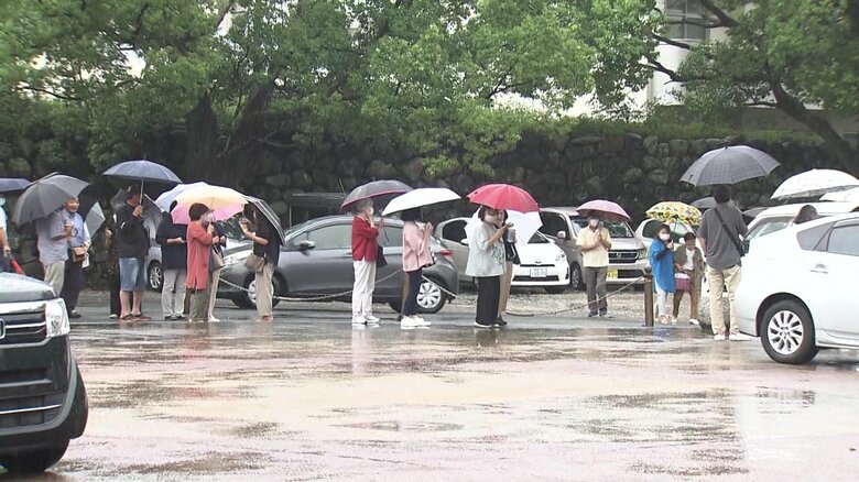外にまで長い行列が