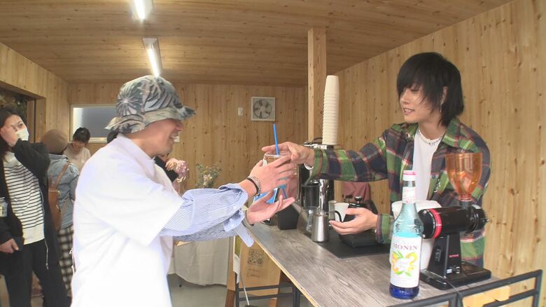 コーヒーを販売する渡辺さん