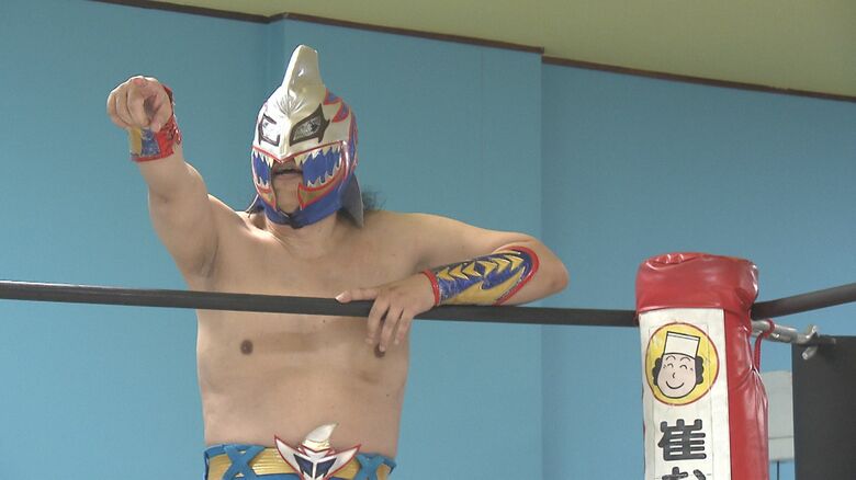 覆面をするシャークさん