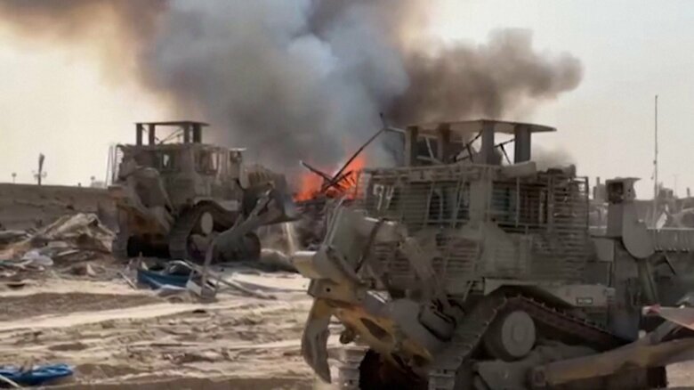 燃えている瓦礫も排除できるイスラエル軍のD9大型装甲ブルドーザー