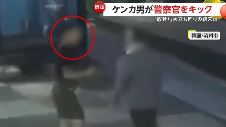 左右に体を揺らし、男性の顔面にパンチを食らわせた男