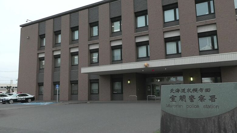 本物の警察官のそばでニセ警察官とのやりとりを録音