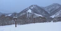 スキー場のリフトで宙づりに　女性が心肺停止　停留所で降りそこねたか　スキー場の運営会社「当局の調査に全面協力」「社内でも多角的に原因究明進める」　事故のあったリフトは安全対策完了まで営業を休止