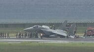 那覇空港滑走路に航空自衛隊のF15戦闘機がトラブルで停止
