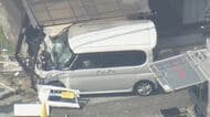 車と建物に挟まれる…自販機に商品補充中の男性が無免許運転の車にはねられ死亡 そのまま民家に突っ込んだ67歳女逮捕