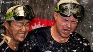 山本由伸、スクーバルの隣で笑顔のシャンパンファイト　ドジャースが5年連続の地区Vを達成