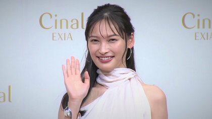 大政絢、大胆に美肌肩見せ＆白のミニワンピース姿で美脚披露　ワンオクToruとの新婚生活質問に笑顔