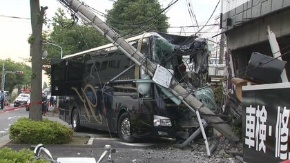 観光バスが電柱に衝突して大破　電柱倒れ周辺330軒が一時停電も　東京・江戸川区