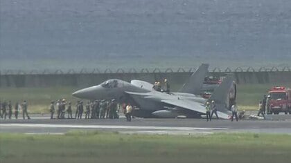那覇空港滑走路に航空自衛隊のF15戦闘機がトラブルで停止