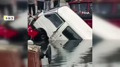 ハンドル操作誤った？港で車が横滑り…海に転落　トルコ　対向車線のトラックがスリップ…衝突した車の運転手は8週間のけが　韓国