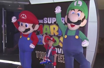世界で既に1000億円超…！映画「スーパーマリオ」きょう日本公開　劇場にファン駆けつけにぎわう