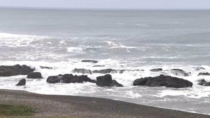 【台風情報】中継：“逆走”台風15号　今夜、関東上陸へ　茨城・大洗町の海岸に強い波　これからの雨・風に注意