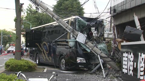 観光バスが電柱に衝突して大破　電柱倒れ周辺330軒が一時停電も　東京・江戸川区