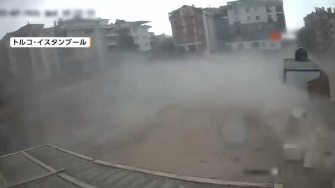 「離せ！離せって！」強風にあおられる市場の屋根　街を襲う突然の嵐　屋根が落下し子供らが間一髪で直撃回避　トルコ