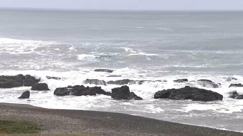 【台風情報】中継：“逆走”台風15号　今夜、関東上陸へ　茨城・大洗町の海岸に強い波　これからの雨・風に注意