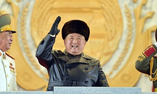 金正恩氏が特別扱いする3人 信頼の証はお揃いの 黒革コート 北朝鮮を動かす新キーパーソンとは