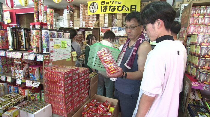 爆竹がズラリと並ぶのも長崎のお盆の光景だ