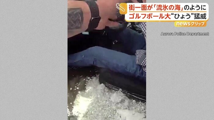 車内に流れ込むひょうと雨水
