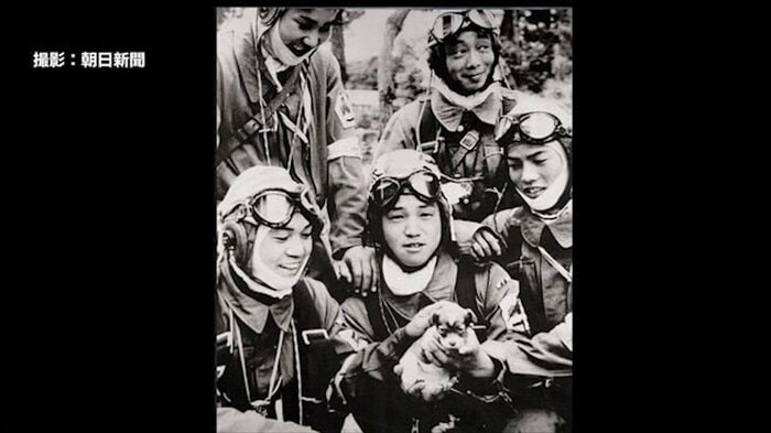 出撃前の特攻隊員たち(撮影:朝日新聞)