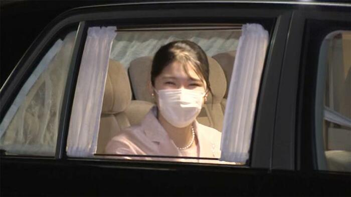 赤坂御用地に到着した愛子さま(1日午後5時半ごろ)