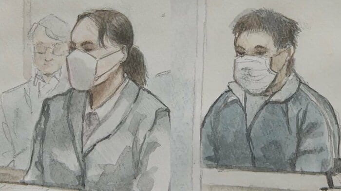 法廷の敦子被告(左)と直哉被告(右) スケッチ:酒巻 空