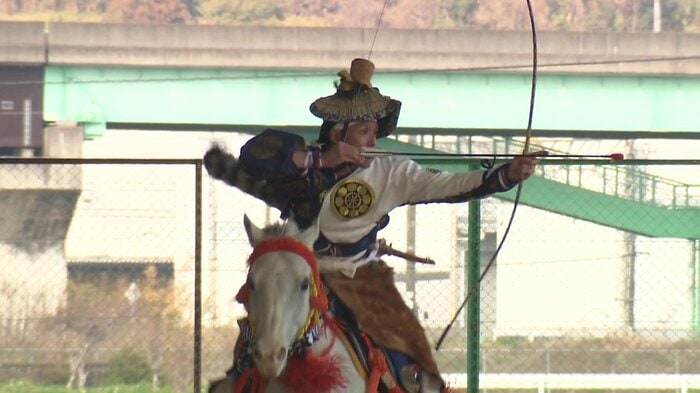 走る馬の上から矢を放ち的に当てる「流鏑馬」