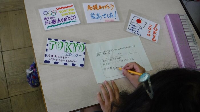 感想を書く子どもたち(仲田小学校提供)