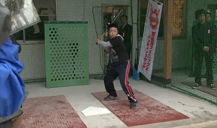 完成したバッティングセンターの初打席に立った瑛太さん